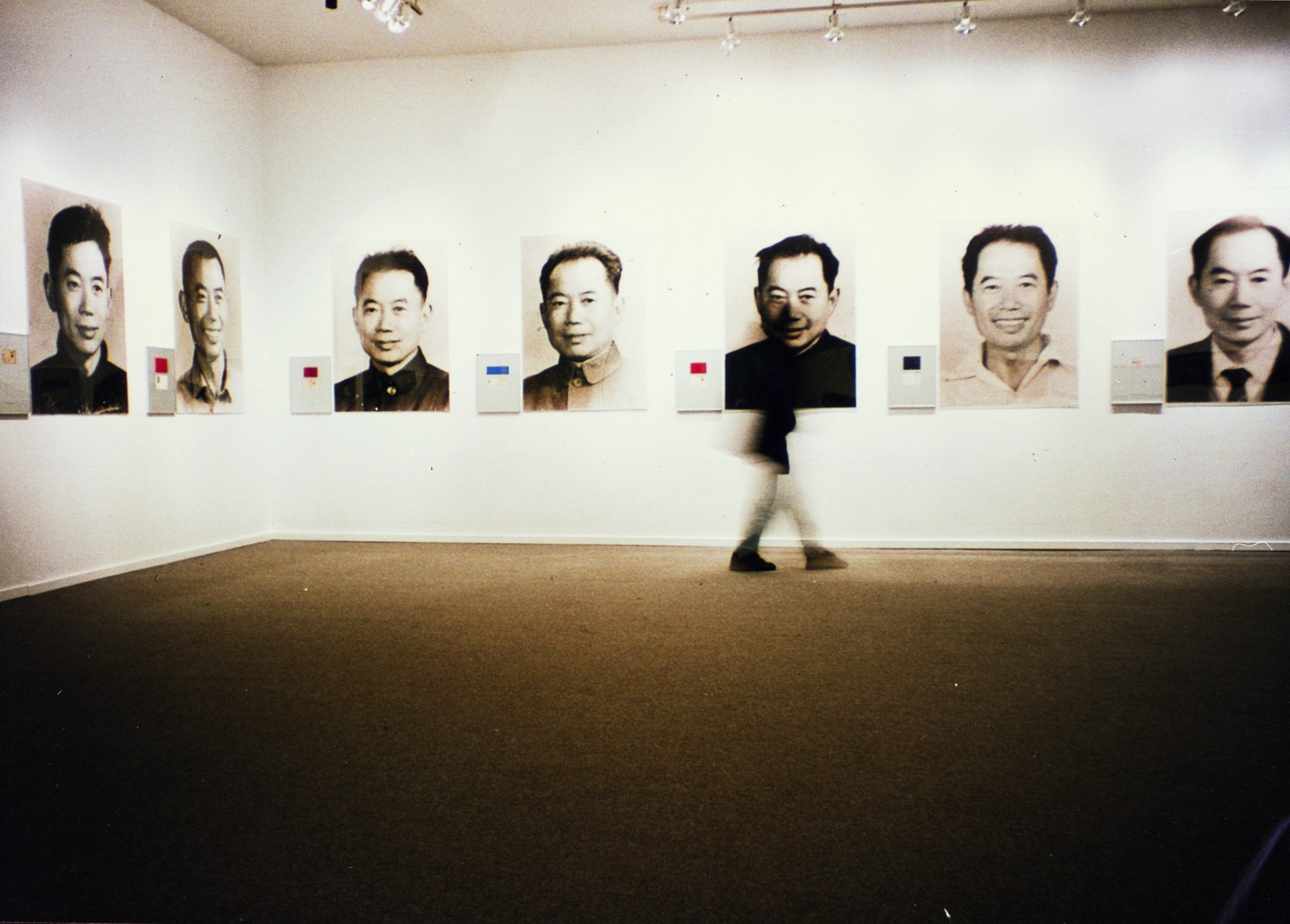 13 耿建翌，《存在的證明》，1998，攝影裝置：放大的證件照、證件原件，共 7 張，每張 140×101厘米。圖片由香格納畫廊和私人收藏者提供。.jpg