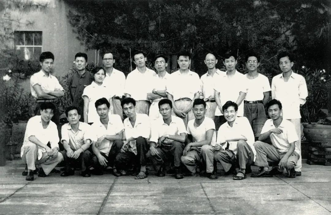 1963年，油研班同學(xué)畢業(yè)合影，后排右三為李化吉.jpg