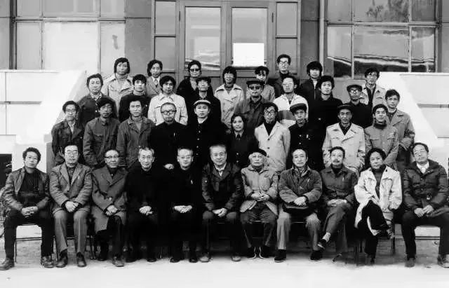 1980年，第一次壁畫座談會在中央美院舉辦，前排右二為李化吉.png