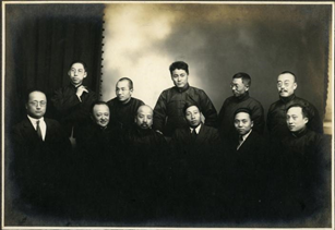 1922年阿博洛學(xué)會同仁合影（前排左起依次為郭志云、李毅士、韓子極、錢鑄九、夏伯鳴、吳法鼎；后排左起依次為高叔達(dá)、王悅之、王子云、陳啟民、錢稻孫）.png