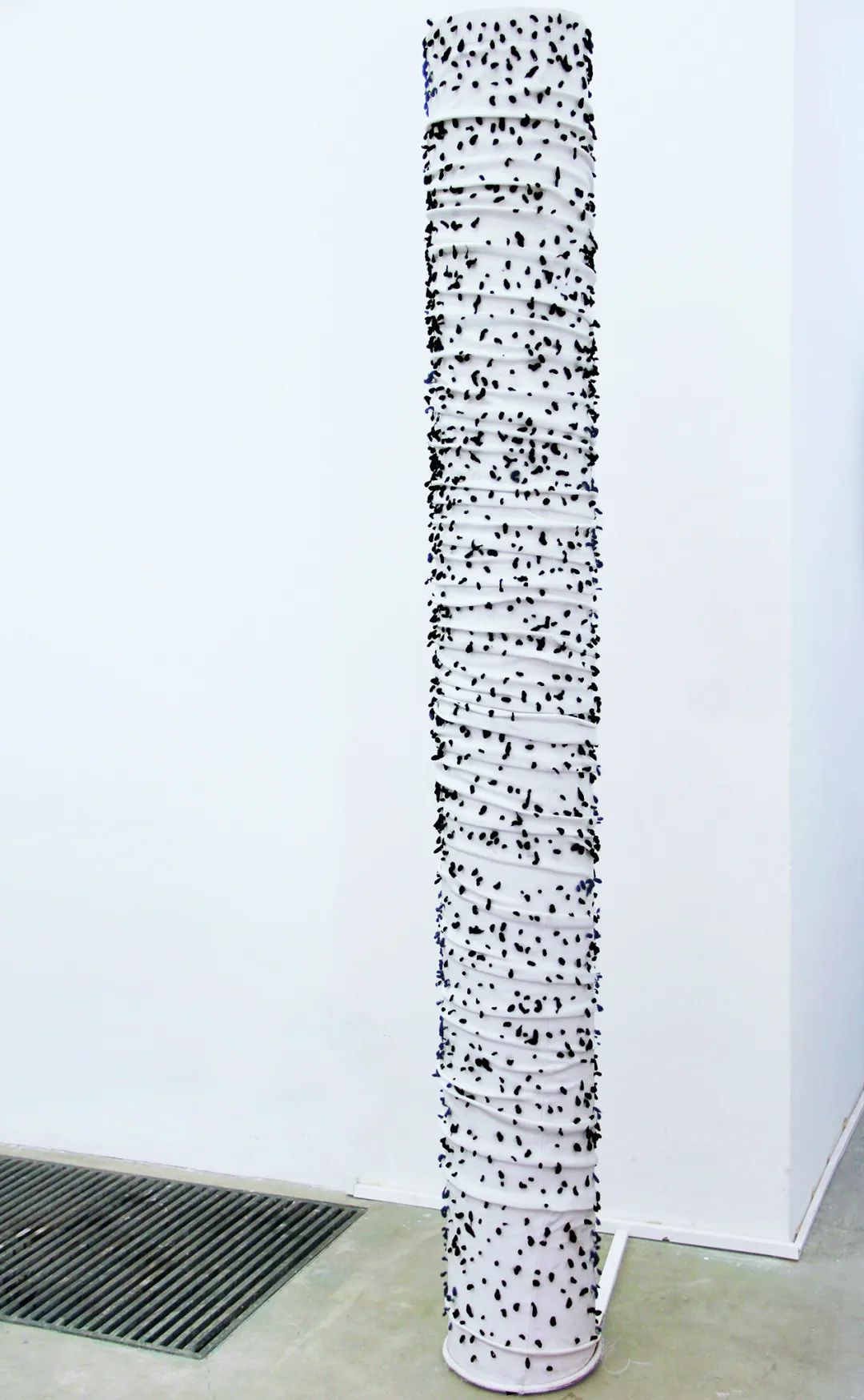 吳夢詩，《蟲》，裝置，腈綸、滌棉、電機(jī)，直徑30×220cm，2013.jpg