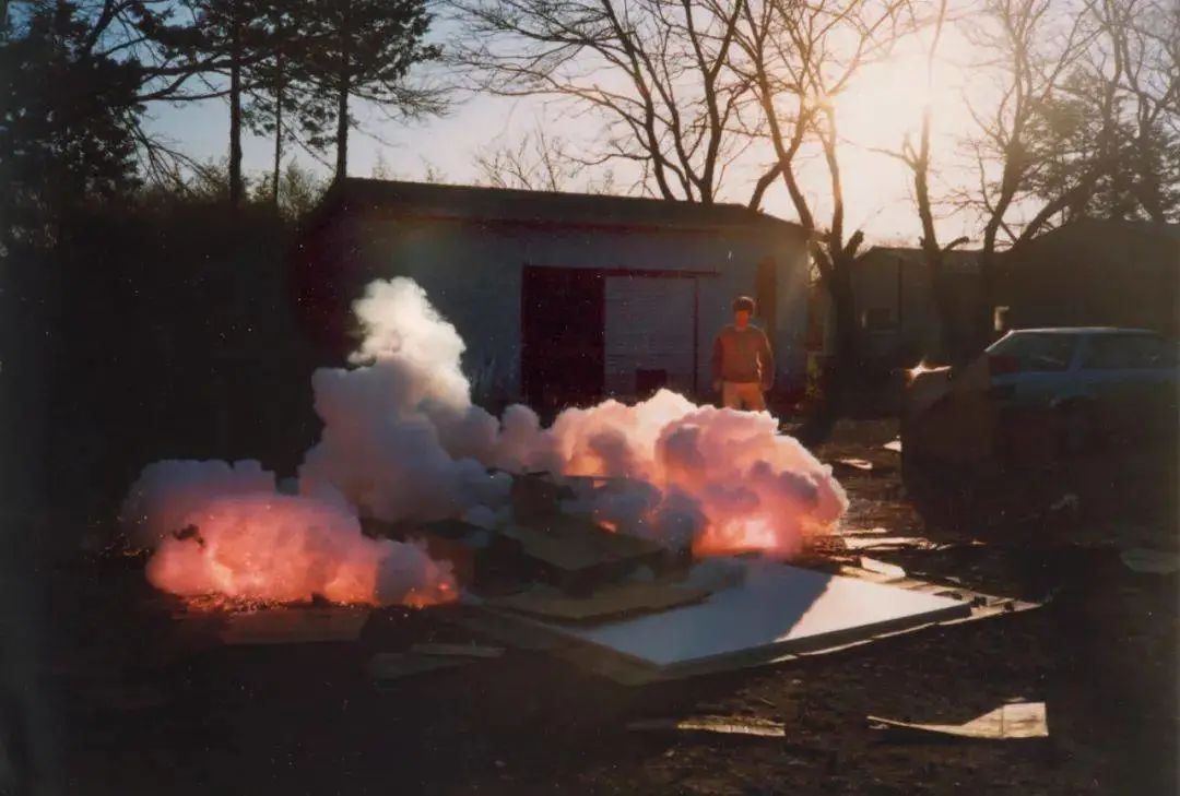 蔡國強于《胎動二 為外星人作的計劃第九號》創(chuàng)作現場, 1991，圖片來源 蔡國強工作室.jpg