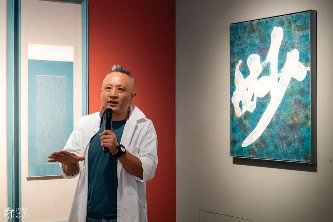 展覽「何關(guān)汝事·黃秋原個展」開幕現(xiàn)場｜策展人史金淞先生為展覽開幕式發(fā)表致辭.jpg