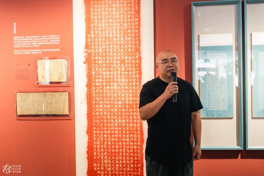 展覽「何關(guān)汝事·黃秋原個展」開幕現(xiàn)場｜藝術(shù)家黃秋原先生為展覽開幕式發(fā)表致辭.jpg