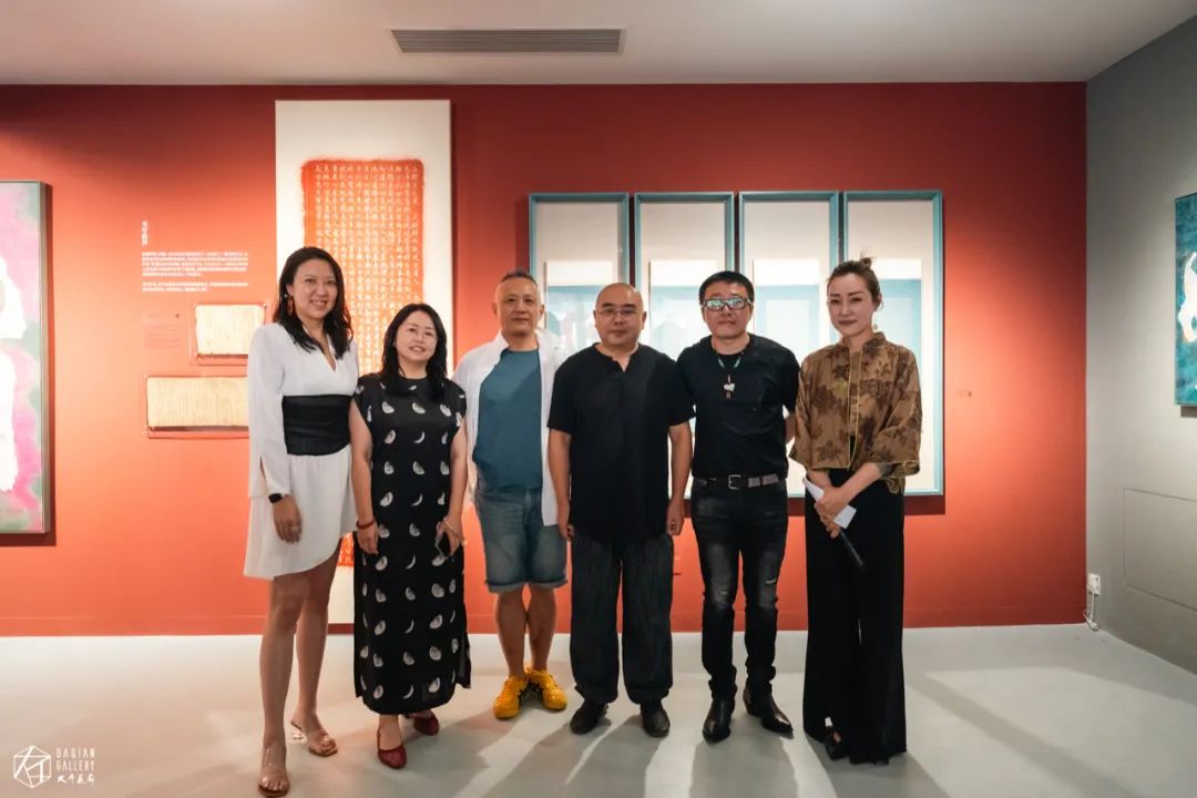 展覽「何關(guān)汝事·黃秋原個展」開幕現(xiàn)場｜嘉賓合影（左起）：大千畫廊主高小棋女士，藝術(shù)家黃秋原夫人周國榮女士，著名藝術(shù)家、策展人史金淞先生，藝術(shù)家黃秋原先生，畫家任重先生，大千畫廊主理人王婭瓊女士.jpg