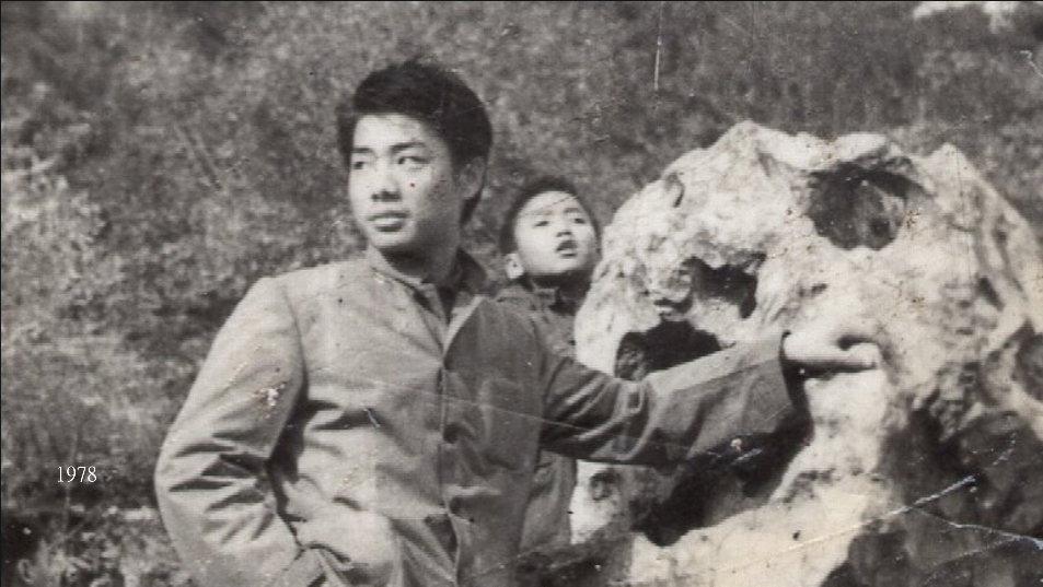 1978年中學(xué)時(shí)代留影于玄武湖.png