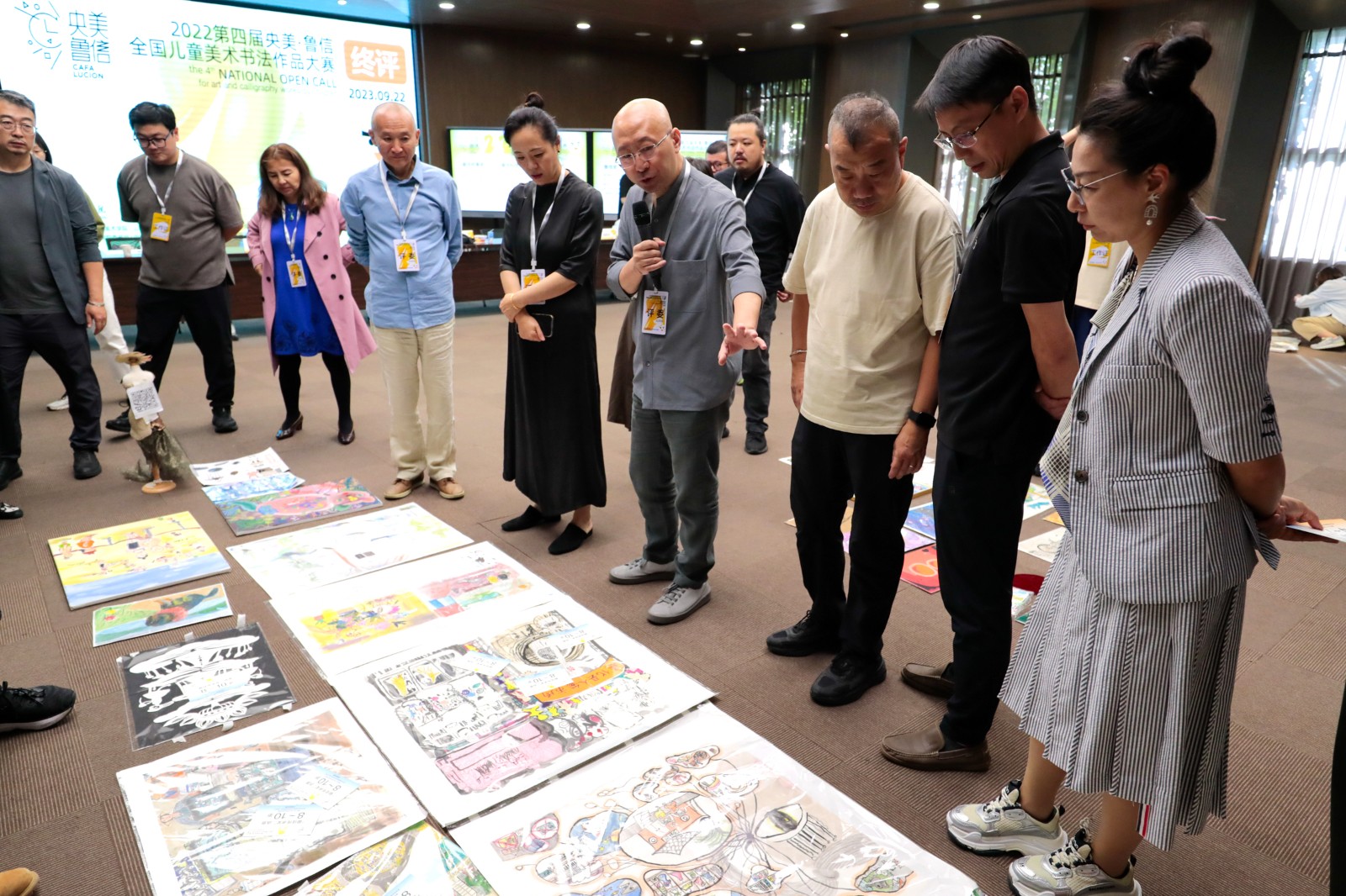 3、第四屆“央美·魯信全國(guó)兒童美術(shù)書法作品大賽”終評(píng)現(xiàn)場(chǎng).jpg