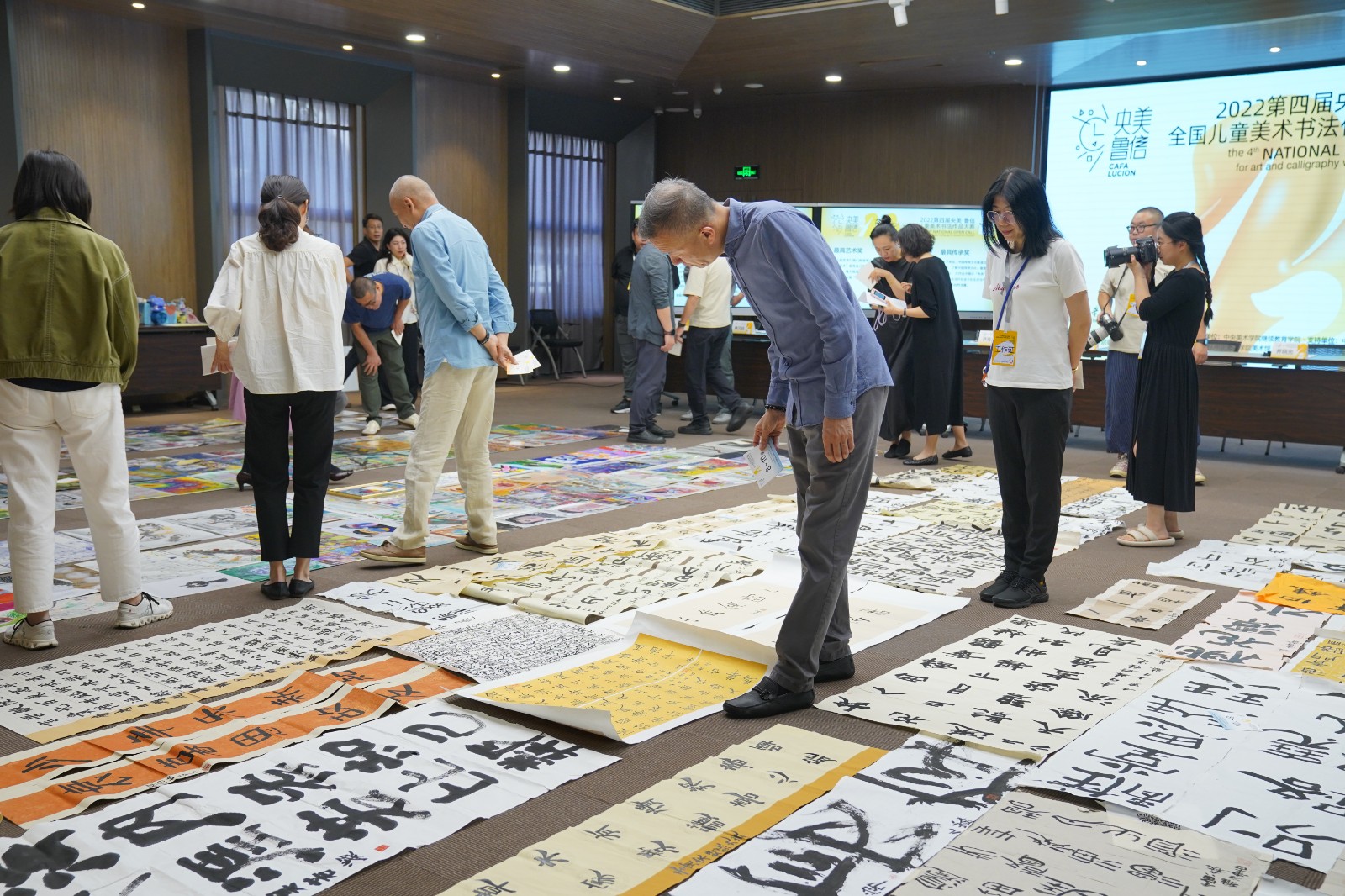 4、第四屆“央美·魯信全國(guó)兒童美術(shù)書法作品大賽”終評(píng)現(xiàn)場(chǎng).jpg