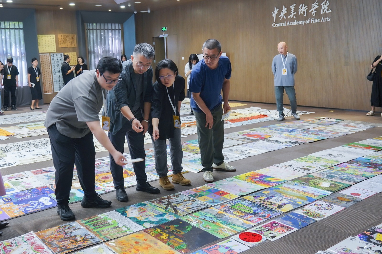 6、第四屆“央美·魯信全國(guó)兒童美術(shù)書(shū)法作品大賽”終評(píng)現(xiàn)場(chǎng).jpg