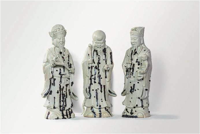 18《透透氣》，行為影像作品泥丸、陶瓷塑像，21×14×54cm×3， 視頻時長：3 分 37 秒，2021 年.png