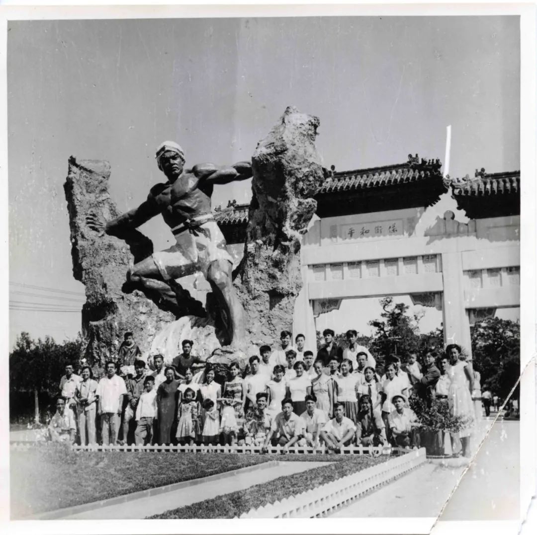 18 1958年，劉士銘作品《劈山引水》在保衛(wèi)和平坊前落成合影.jpeg