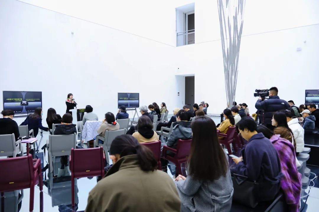 3 論壇第一場開幕現(xiàn)場，浦東美術(shù)館董事長李旻坤女士發(fā)言.jpeg