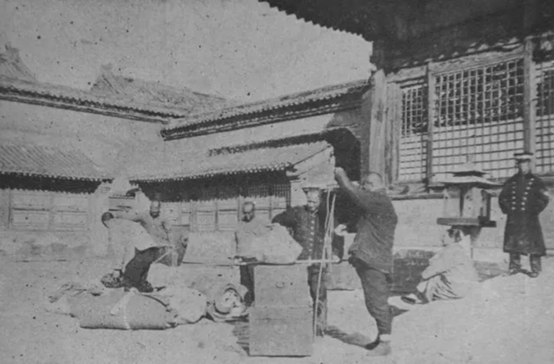 17 1925年，陳萬里參加清室善后委員會故宮清點擔任攝影任務(wù)。圖為《民十三之故宮》“宮中婆媽在隆宗門外收拾箱籠“，圖片來源于網(wǎng)絡(luò).png