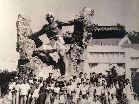 09 Splitting the Mountains to Let the Water Flow was installed in front of the Defending Peace Square in Zhongshan Park, Beijing.jpg