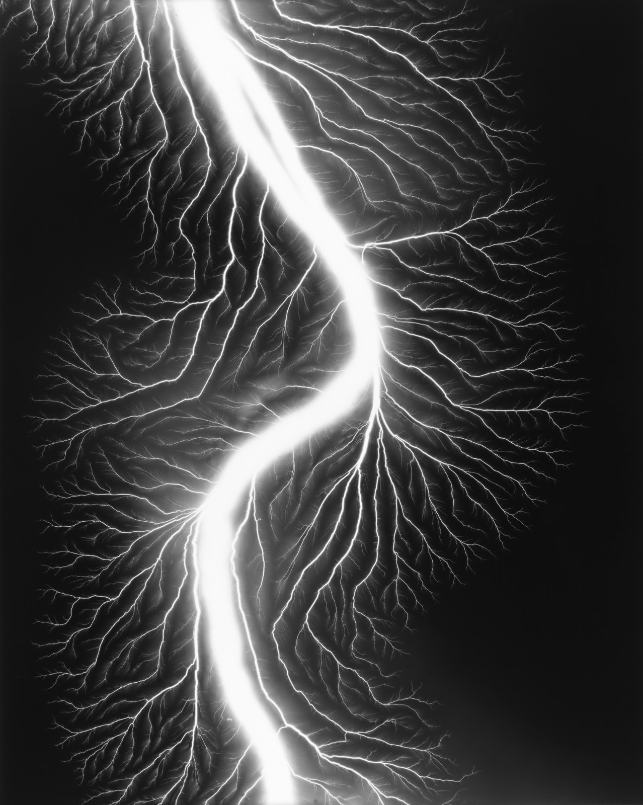 07杉本博司，《放電場(chǎng) 225》，2009，明膠銀鹽相紙，149.2×119.4 cm。? Hiroshi Sugimoto，圖片由藝術(shù)家提供。.jpeg