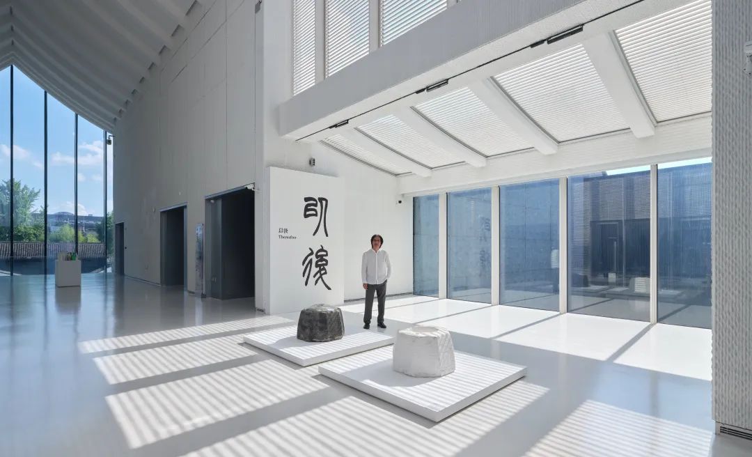 01 Wang Tiande stood at the lobby of “Thereafter Wang Tiande Art Exhibition” at Xu Wei Art Museum，2024.jpg