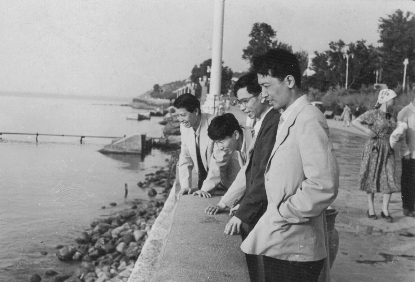 1956年，林崗與羅工柳、全山石等在黑海邊。.jpg